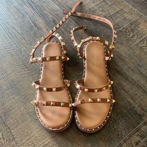 Ankle flip flops with gold detail